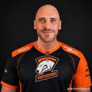 Szubi KOMORNIK